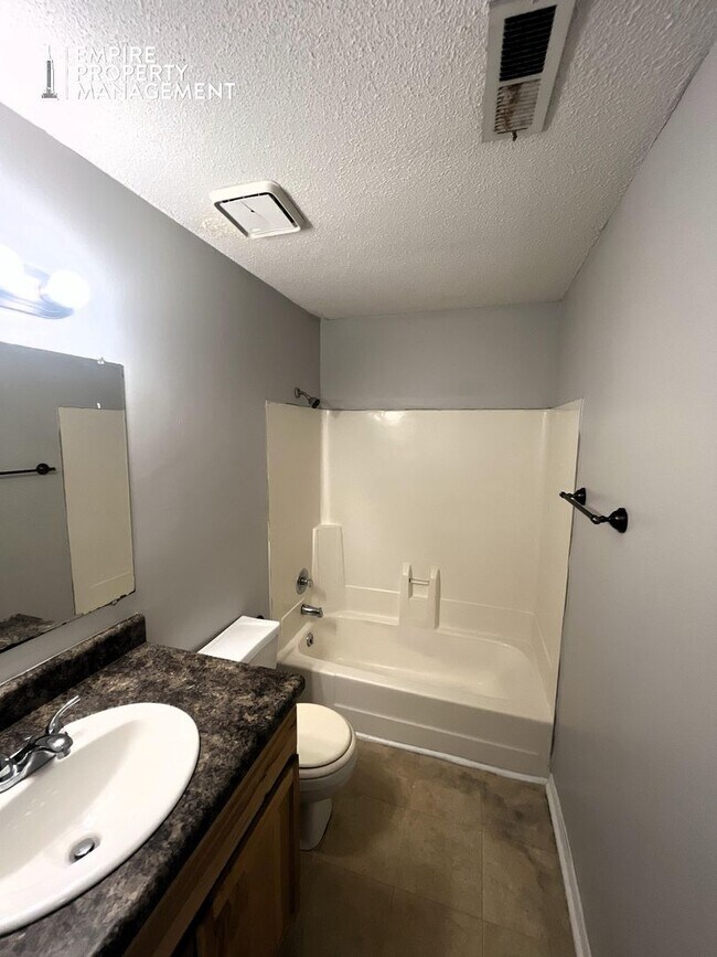 Building Photo - Move In Special: 1/2 Off 1st Month's Rent!!