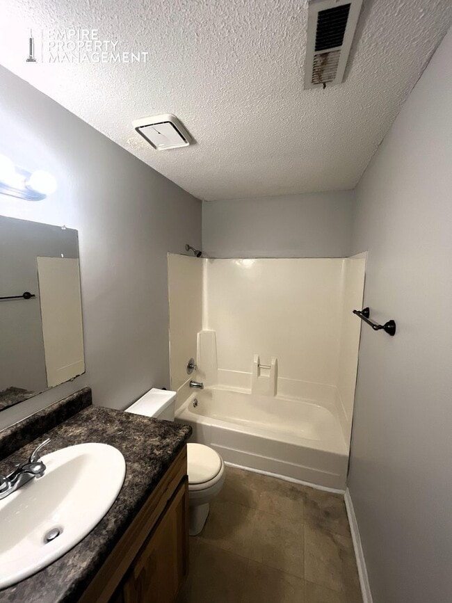 Building Photo - Move-In Special!!