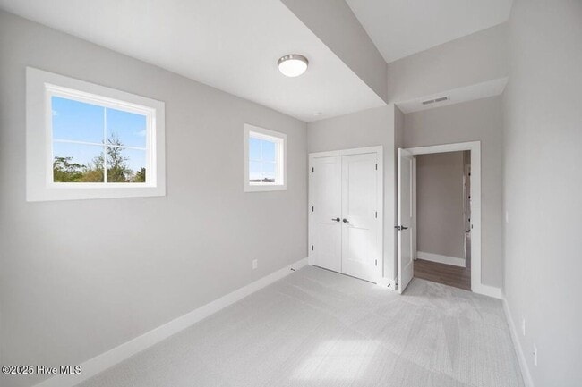 Building Photo - Brand new georgous 4 bed 3.5 bath townhome...