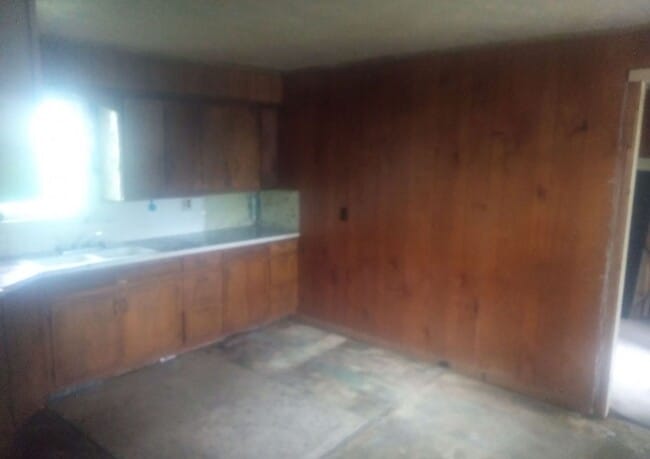 Building Photo - COMING SOON!!1  3-BEDROOMS! - $390 Month /...
