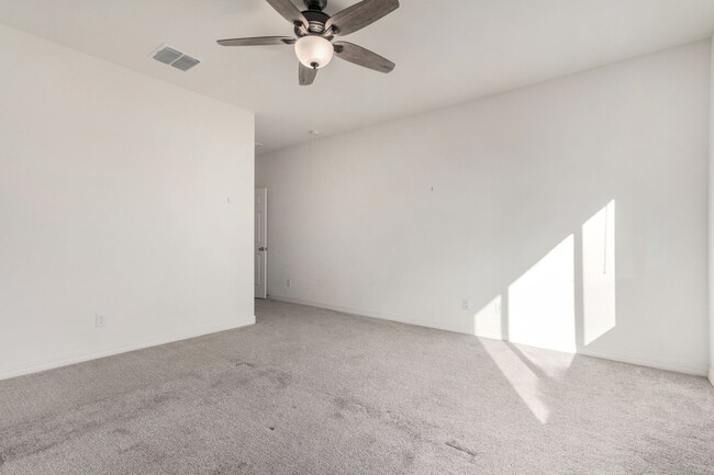 Building Photo - Move-In Ready Home with Verrado Amenities!