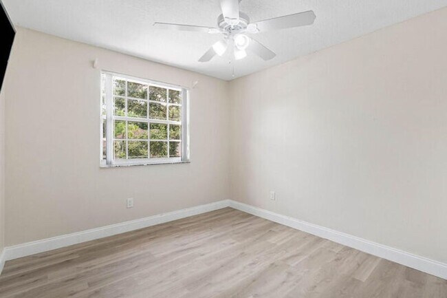 Building Photo - 10425 Buena Ventura Dr