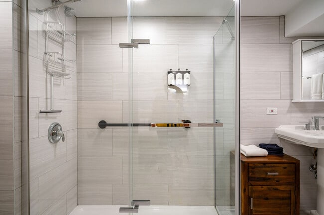 Building Photo - 525 Circle Dr