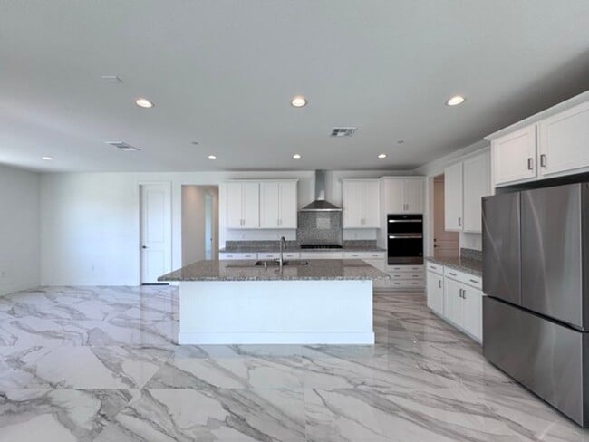 Building Photo - Spacious 5BD/3BA Home with Loft, Solar & B...