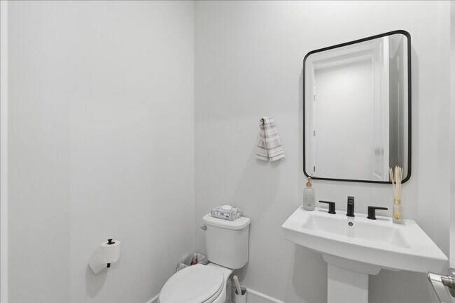 Building Photo - Welcome to this stunning, newly built 2025 townhome nestled in the heart of Brambleton