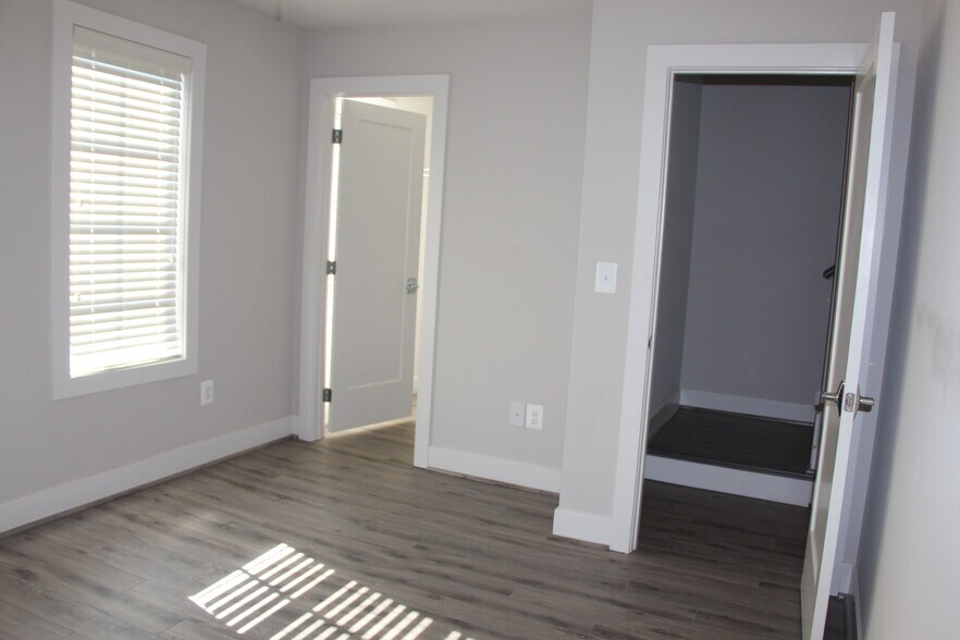 Building Photo - 904 N Buchanan Ct