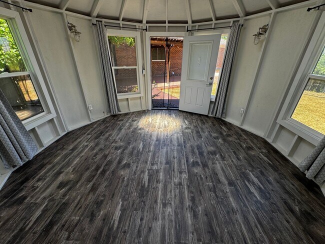 Building Photo - Spacious Aurora Home