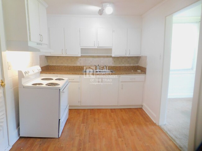 Building Photo - Adorable 2bd/1ba in Greensboro!