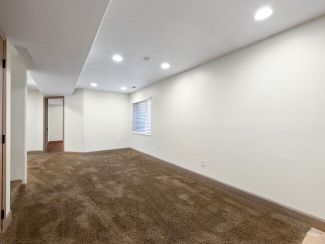 Building Photo - 25 E 2250 N