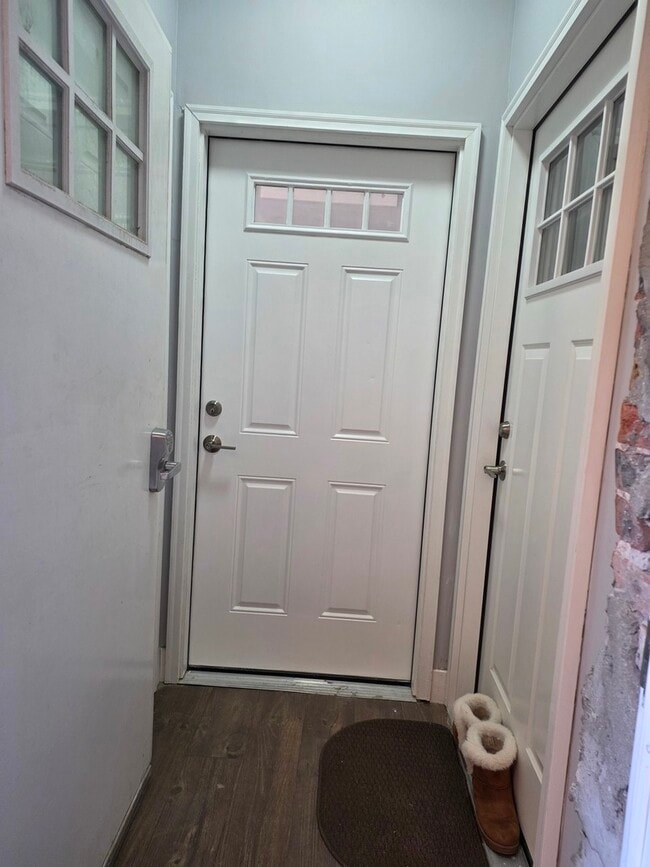 Building Photo - 831 S Western Ave