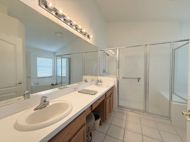 Building Photo - "Charming 3-Bed Oasis with 2 Full Baths in...