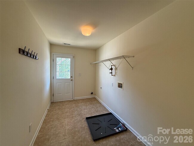 Building Photo - 9766 Blossom Hill Dr