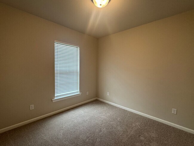 Building Photo - Like New - Home for Rent in Denham Springs
