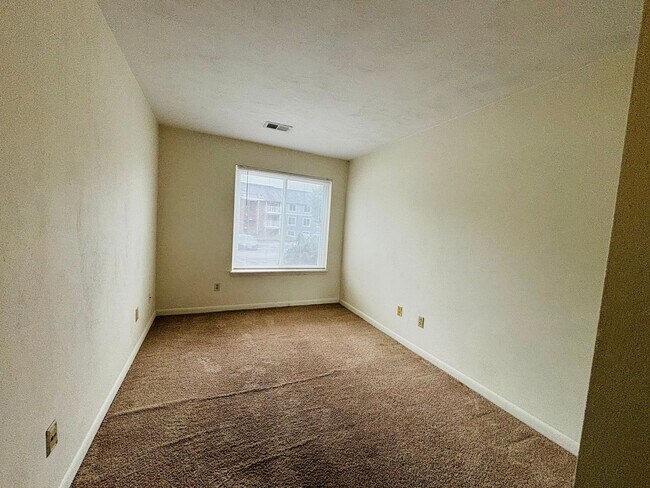 Building Photo - 4 Bedroom 2 Bath