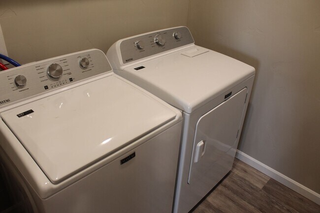 Building Photo - Beautiful Newer Townhouse