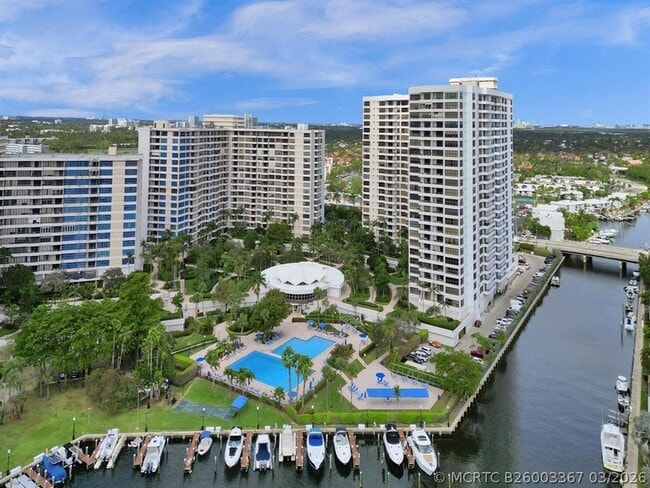Building Photo - 2500 Parkview Dr