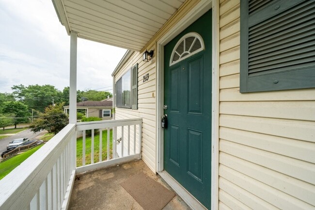 Building Photo - 213 Pine St