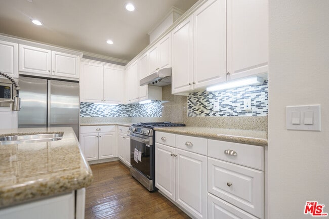 Building Photo - 73 City Stroll