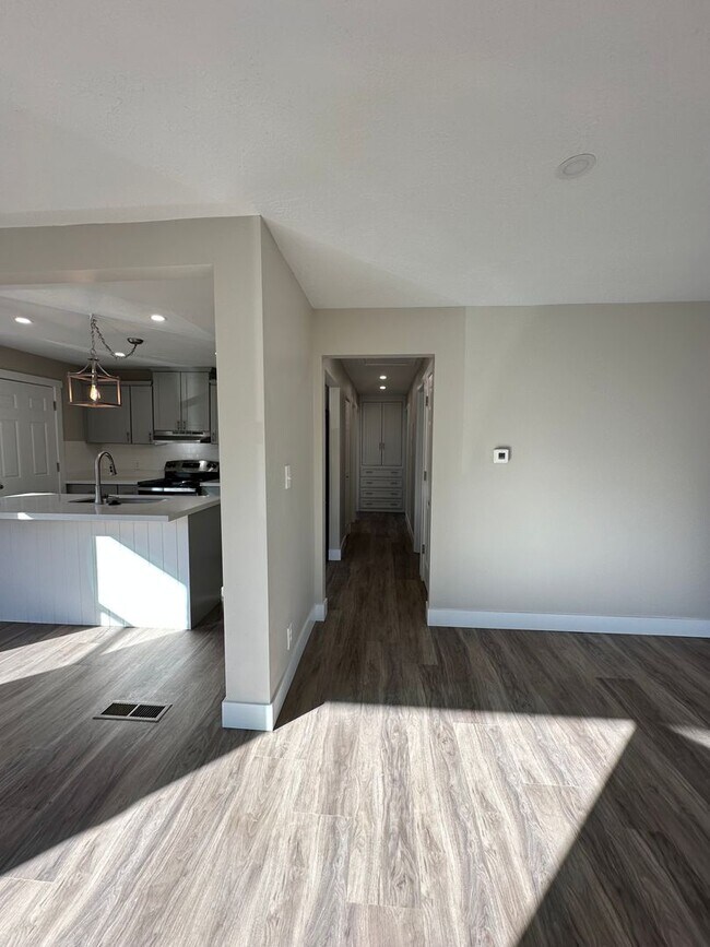 Building Photo - Darling remodeled 5 bedroom 2 bathroom home in the heart of Ogden