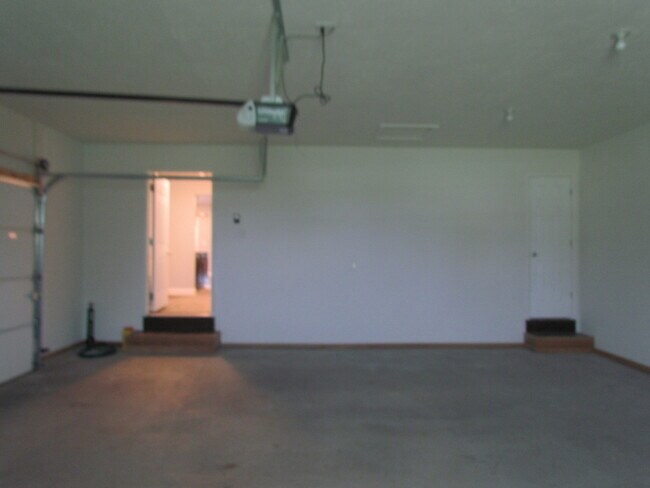 Building Photo - Available August 7th!! Laquey Schools!