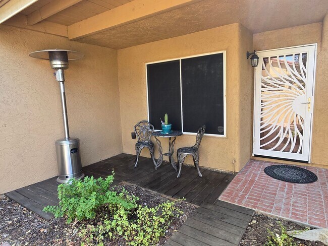 Building Photo - Beautiful two story, 3 bed, 1 full bath, 2...