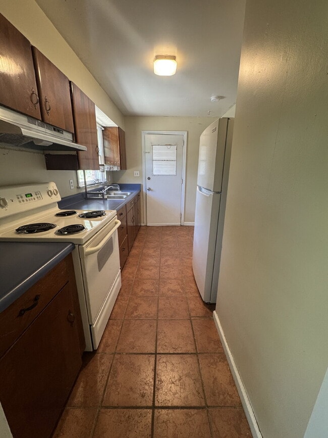 Building Photo - 3 Bedroom 1 Bathroom Home