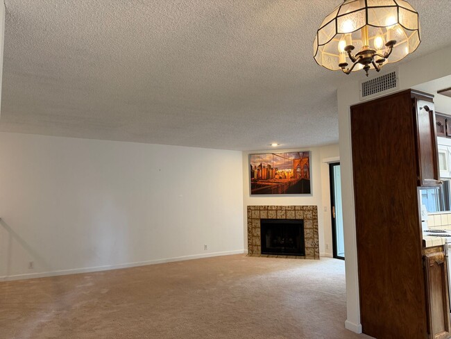 Building Photo - 1670 Sqft. 3 Bedroom, 2 Bath Gated Townhome for Rent in Citrus Heights.