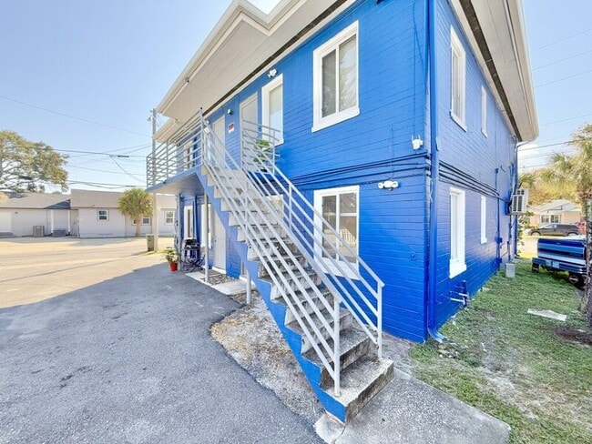 Building Photo - 551 N Ridgewood Ave