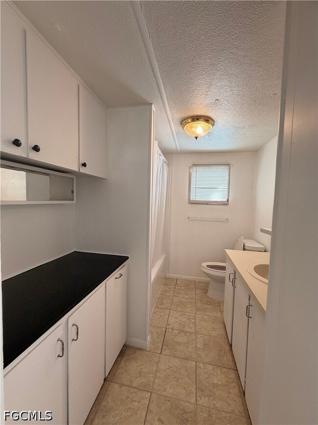 Building Photo - 121 Coachlight Ln