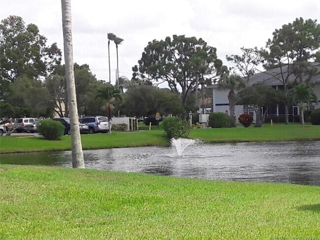 Building Photo - 1524 SE Royal Green Cir