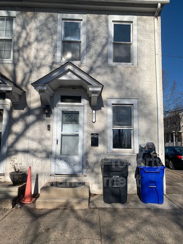 Building Photo - 457 Walnut St
