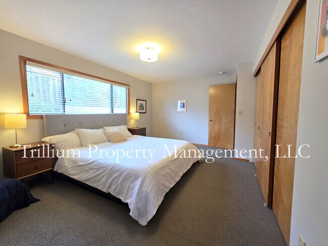 Building Photo - 110 SE 65th Ave