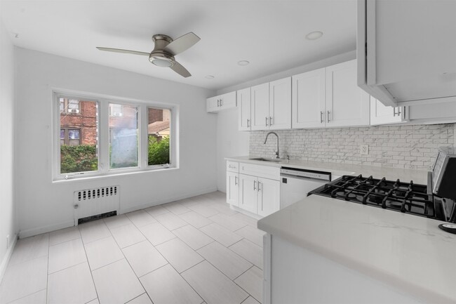 Building Photo - 172 W 49th St