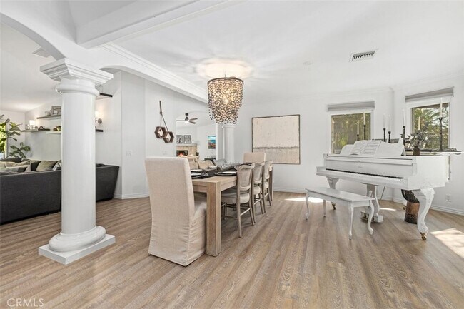 Building Photo - 600 Cliff Dr