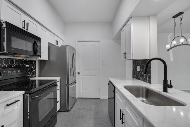 Building Photo - 2475 Underwood St