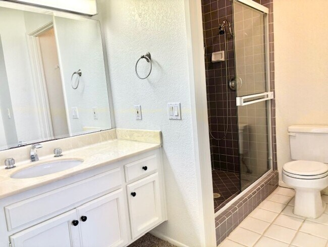 Building Photo - 2226 Martinique Ln