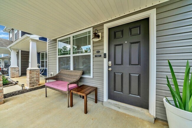 Building Photo - 253 Woodland Vly Ln