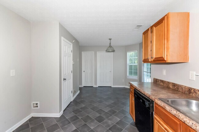 Building Photo - Impressive 4 bed, 2.5 bath Home.