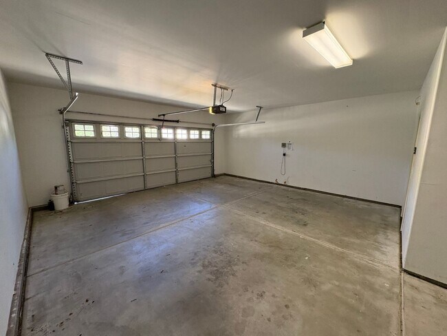 Building Photo - Lovely home available now!