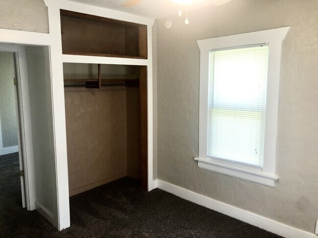 Building Photo - AVAILABLE NOW!  2 bedroom 1.5 bathroom