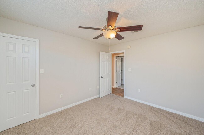 Building Photo - 546 Tikell Dr