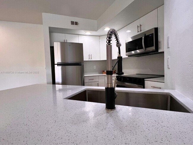 Building Photo - 731 Vista Isles Dr