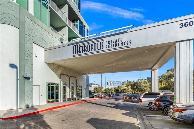 Building Photo - Fabulous Highrise Condo with Stripe Views!