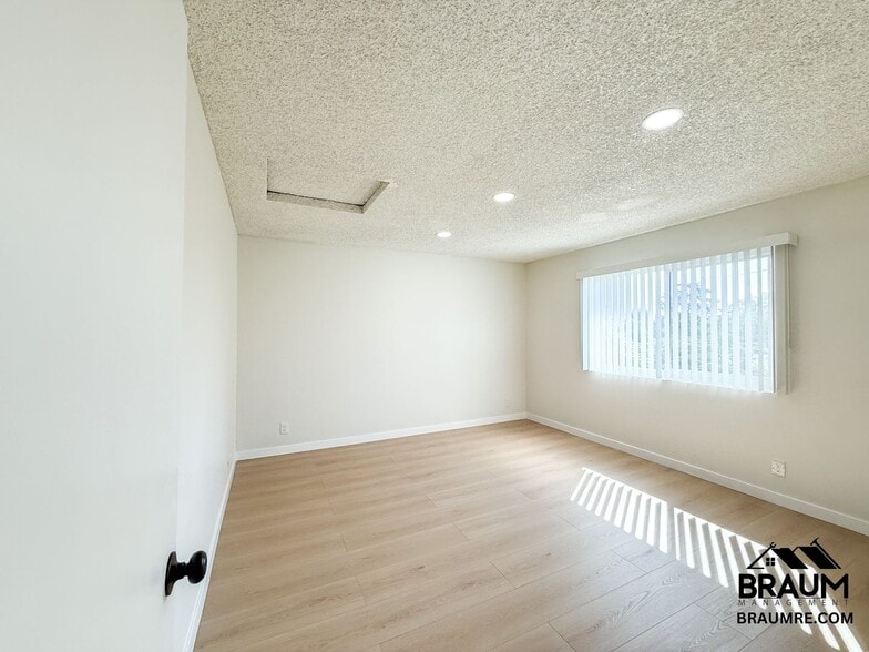 Building Photo - 221 W Elm Ave