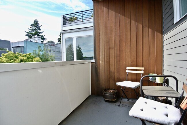 Building Photo - Modern, Stand Alone Home in the heart of Ballard!