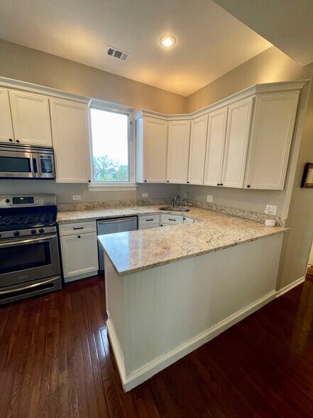 Building Photo - 916 W Wisconsin St