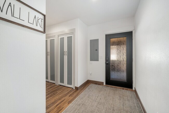 entry + mud room - 26539 E Shore Pl