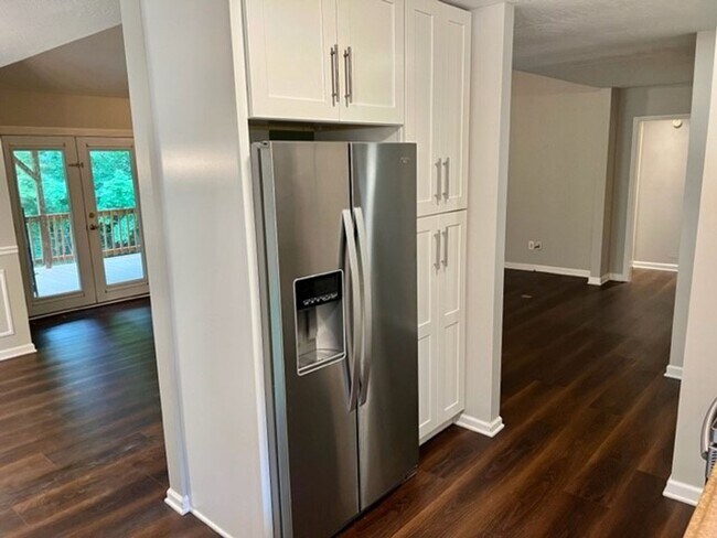 Building Photo - 3 Bedroom, 2 Bathroom w/ Covered Deck on Large Lot