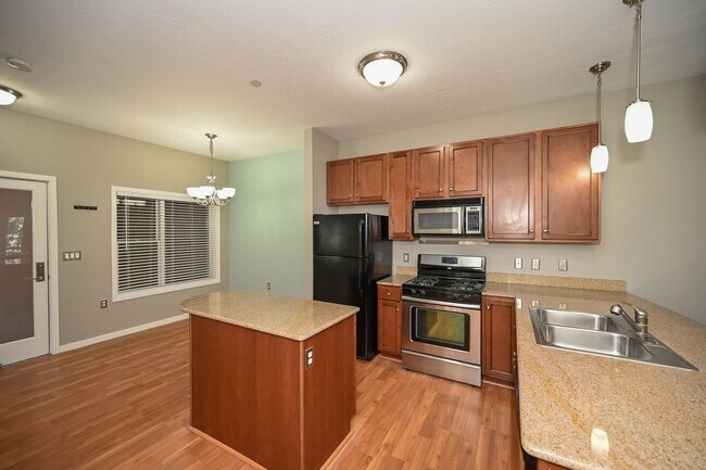 Building Photo - Stunning Condo in Excellent Salt Lake Loca...