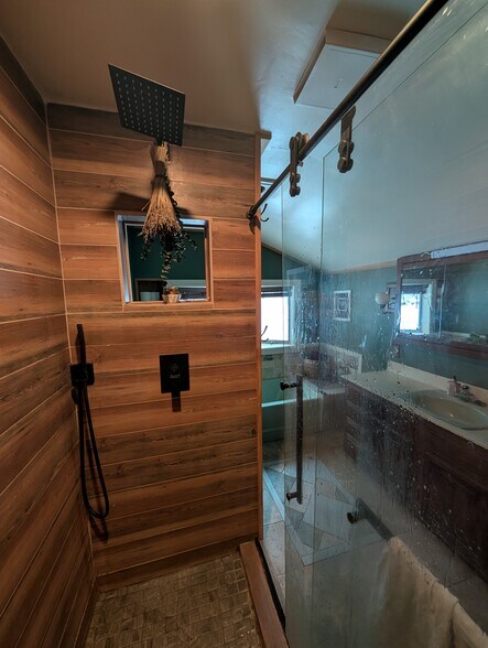 Building Photo - 8970 E Gull Lake Dr